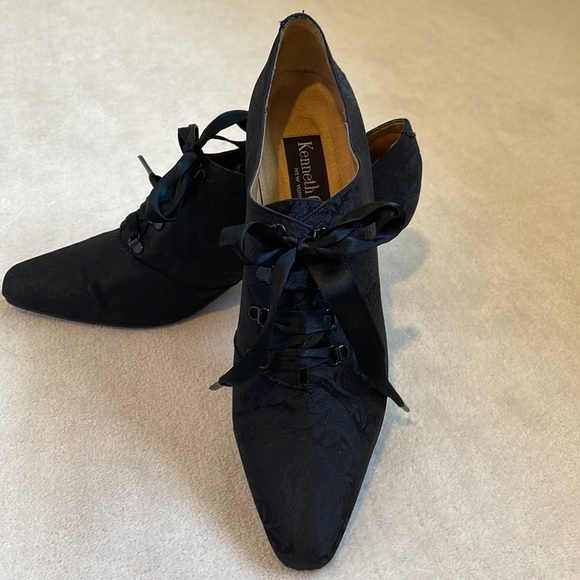 Kenneth Cole VINTAGE black damask lace bootie. Size 9 1/2 - Picture 4 of 15